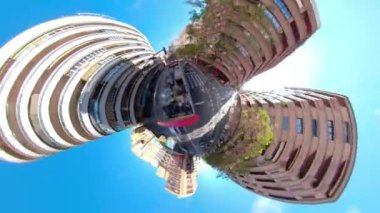 Valencia, İspanya, 360 derece kameralı küçük Planet, güneşli bir yaz gününde bir otobüsün üstünde araba sürüyor..