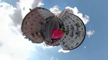 Frankfurt, Almanya 'da 360 derecelik kamerasıyla küçük bir Planet, güneşli bir yaz gününde bir otobüsün üstünde araba sürüyor..