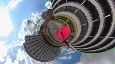 Frankfurt, Almanya 'da 360 derecelik kamerasıyla küçük bir Planet, güneşli bir yaz gününde bir otobüsün üstünde araba sürüyor..
