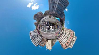 Valencia, İspanya, 360 derece kameralı küçük Planet, güneşli bir yaz gününde bir otobüsün üstünde araba sürüyor..