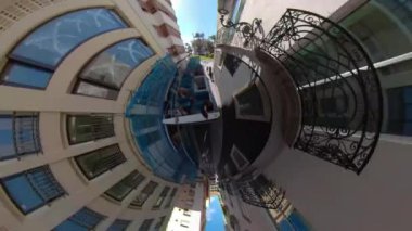 Alicante, İspanya 360 derece kameralı küçük Planet, güneşli bir yaz gününde bir otobüsün üstünde araba sürüyor..