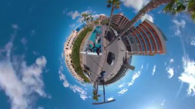 Alicante, İspanya 360 derece kameralı küçük Planet, güneşli bir yaz gününde bir otobüsün üstünde araba sürüyor..