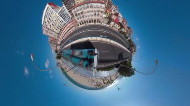 Alicante, İspanya 360 derece kameralı küçük Planet, güneşli bir yaz gününde bir otobüsün üstünde araba sürüyor..