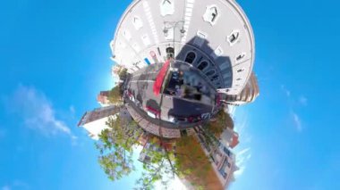 Valencia, İspanya, 360 derece kameralı küçük Planet, güneşli bir yaz gününde bir otobüsün üstünde araba sürüyor..