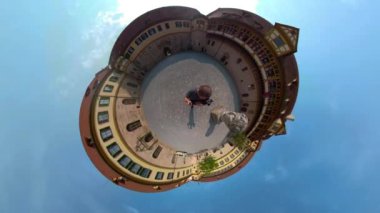 Küçük Tbingen Gezegen. Kalenin etrafında 360 'lık bir kamerayla dolaşıyordu..