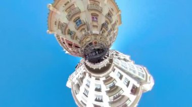 Valencia, İspanya, 360 derece kameralı küçük Planet, güneşli bir yaz gününde bir otobüsün üstünde araba sürüyor..