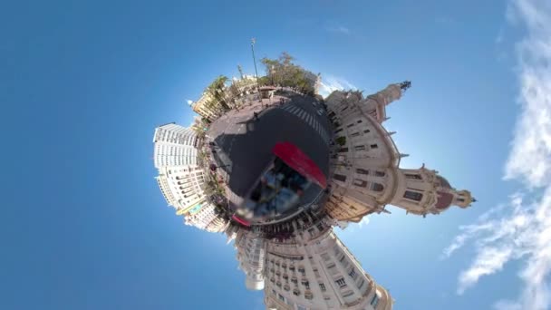 西班牙瓦伦西亚 有着360度的相机 就像一个小星球 在阳光灿烂的夏日驾驶着一辆公共汽车 — 图库视频影像