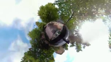 Yazın güneşli bir günde 360 kamerayla Hamburg sokaklarından küçük bir gezegen manzarası