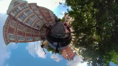 Yazın güneşli bir günde 360 kamerayla Hamburg sokaklarından küçük bir gezegen manzarası