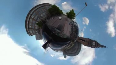 Yazın güneşli bir günde 360 kamerayla Hamburg sokaklarından küçük bir gezegen manzarası
