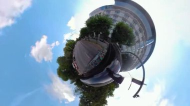 Yazın güneşli bir günde 360 kamerayla Hamburg sokaklarından küçük bir gezegen manzarası
