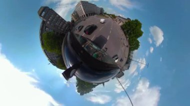 Yazın güneşli bir günde 360 kamerayla Hamburg sokaklarından küçük bir gezegen manzarası