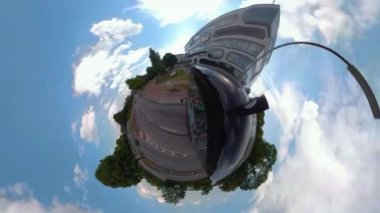 Yazın güneşli bir günde 360 kamerayla Hamburg sokaklarından küçük bir gezegen manzarası