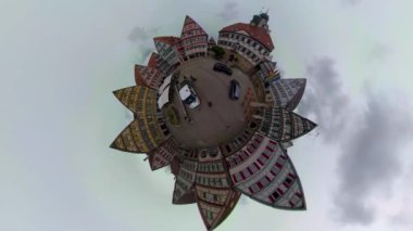 Herrenberg 'de küçük bir pazar yeri. Bulutlu bir bahar gününde Almanya' da bir şehir..