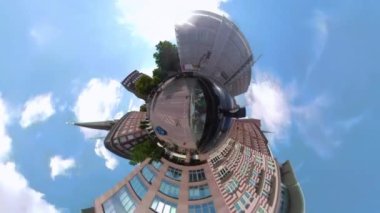 Yazın güneşli bir günde 360 kamerayla Hamburg sokaklarından küçük bir gezegen manzarası