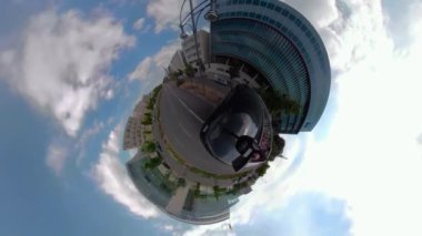 Yazın güneşli bir günde 360 kamerayla Berlin sokaklarından küçük bir gezegen manzarası