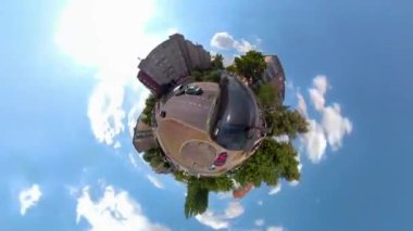 Yazın güneşli bir günde 360 kamerayla Berlin sokaklarından küçük bir gezegen manzarası