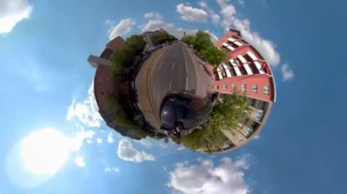 Yazın güneşli bir günde 360 kamerayla Berlin sokaklarından küçük bir gezegen manzarası