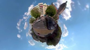 Yazın güneşli bir günde 360 kamerayla Berlin sokaklarından küçük bir gezegen manzarası