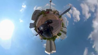 Yazın güneşli bir günde 360 kamerayla Berlin sokaklarından küçük bir gezegen manzarası