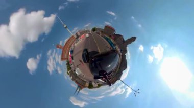 Yazın güneşli bir günde 360 kamerayla Berlin sokaklarından küçük bir gezegen manzarası