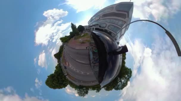 Вид Маленькую Планету Улиц Гамбурга Солнечный Летний День Помощью 360 — стоковое видео