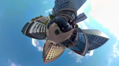 Yazın güneşli bir günde 360 kamerayla Berlin sokaklarından küçük bir gezegen manzarası