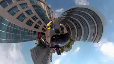 Yazın güneşli bir günde 360 kamerayla Berlin sokaklarından küçük bir gezegen manzarası
