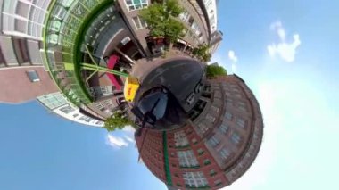 Yazın güneşli bir günde 360 kamerayla Berlin sokaklarından küçük bir gezegen manzarası