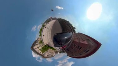 Yazın güneşli bir günde 360 kamerayla Berlin sokaklarından küçük bir gezegen manzarası