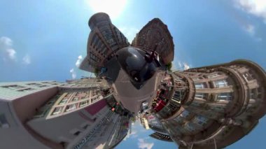 Yazın güneşli bir günde 360 kamerayla Berlin sokaklarından küçük bir gezegen manzarası
