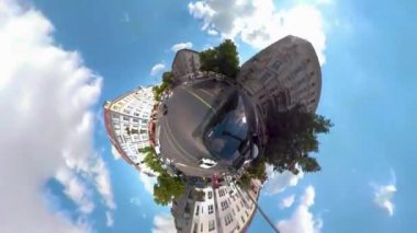 Yazın güneşli bir günde 360 kamerayla Berlin sokaklarından küçük bir gezegen manzarası