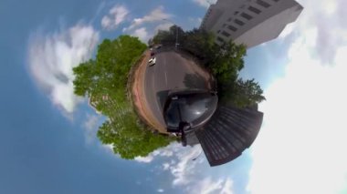 Yazın güneşli bir günde 360 kamerayla Berlin sokaklarından küçük bir gezegen manzarası