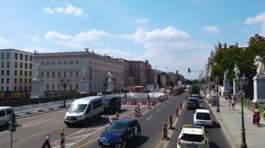 Güneşli bir yaz gününde çift katlı bir otobüsün tepesinde Berlin sokaklarında uçmak..