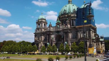 Güneşli bir yaz gününde çift katlı bir otobüsün tepesinde Berlin sokaklarında uçmak..