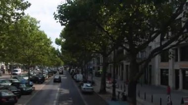 Güneşli bir yaz gününde çift katlı bir otobüsün tepesinde Berlin sokaklarında uçmak..