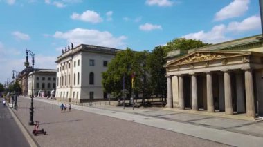 Güneşli bir yaz gününde çift katlı bir otobüsün tepesinde Berlin sokaklarında uçmak..