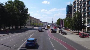 Güneşli bir yaz gününde çift katlı bir otobüsün tepesinde Berlin sokaklarında uçmak..