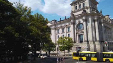 Güneşli bir yaz gününde çift katlı bir otobüsün tepesinde Berlin sokaklarında uçmak..