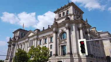 Güneşli bir yaz gününde çift katlı bir otobüsün tepesinde Berlin sokaklarında uçmak..