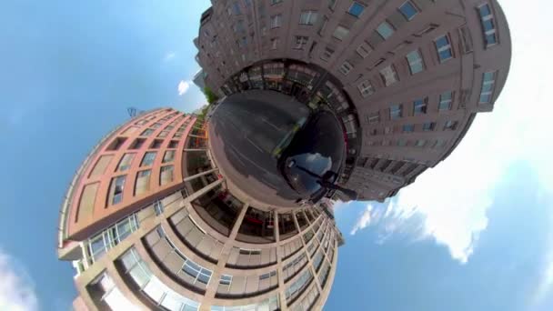 夏天阳光灿烂的日子里 在柏林的街道上 用360个相机从小小的星球上观看风景 — 图库视频影像