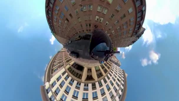 夏天阳光灿烂的日子里 在柏林的街道上 用360个相机从小小的星球上观看风景 — 图库视频影像