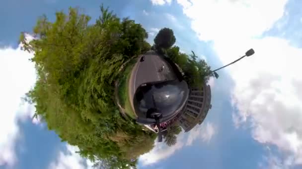 Malý Pohled Planetu Ulic Berlína Slunečného Letního Dne 360 Kamerou — Stock video