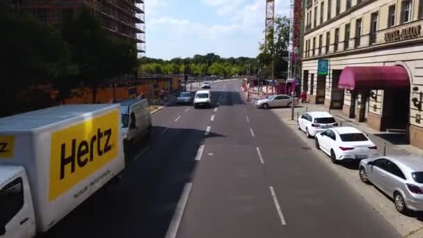 Voando Pelas Ruas Berlim Dia Ensolarado Verão Cima Ônibus Dois — Vídeo de Stock