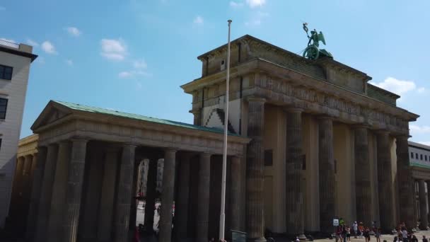 Güneşli Bir Yaz Gününde Çift Katlı Bir Otobüsün Tepesinde Berlin — Stok video