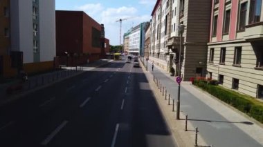 Güneşli bir yaz gününde çift katlı bir otobüsün tepesinde Berlin sokaklarında uçmak..