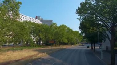 Güneşli bir yaz gününde çift katlı bir otobüsün tepesinde Berlin sokaklarında uçmak..