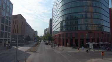 Güneşli bir yaz gününde çift katlı bir otobüsün tepesinde Berlin sokaklarında uçmak..