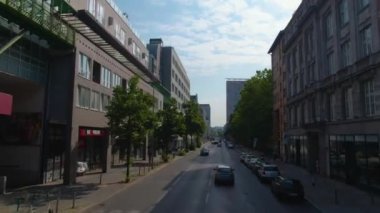 Güneşli bir yaz gününde çift katlı bir otobüsün tepesinde Berlin sokaklarında uçmak..