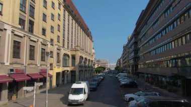 Güneşli bir yaz gününde çift katlı bir otobüsün tepesinde Berlin sokaklarında uçmak..